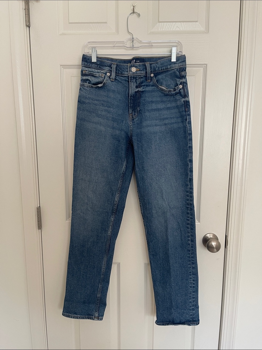 GAP Straight Leg Jeans in Medium Blue Wash